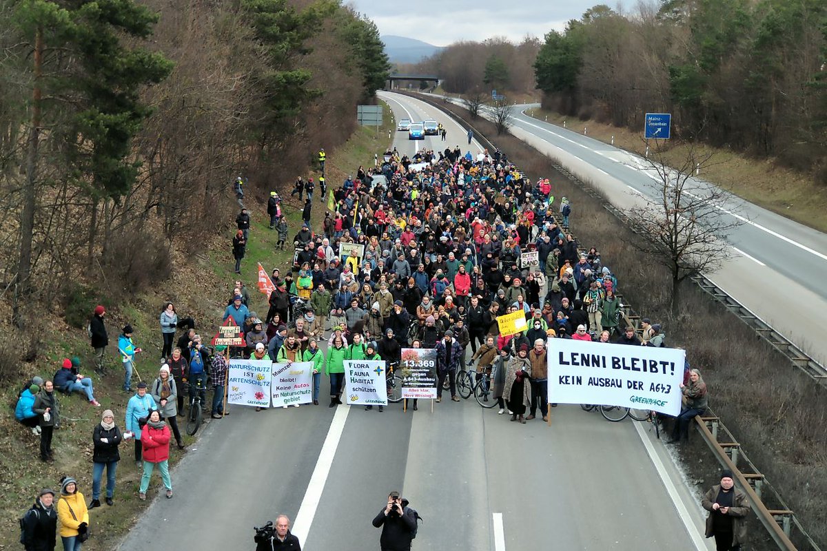wsa_buendnis's tweet photo. In #Mainz gab es auf der A643, die durch das Naturschutzgebiet #MainzerSand ausgebaut werden soll, eine Abseilaktion & große Demo auf der #Autobahn.
#AusbaustoppJetzt https://t.co/zfhBksxjvA