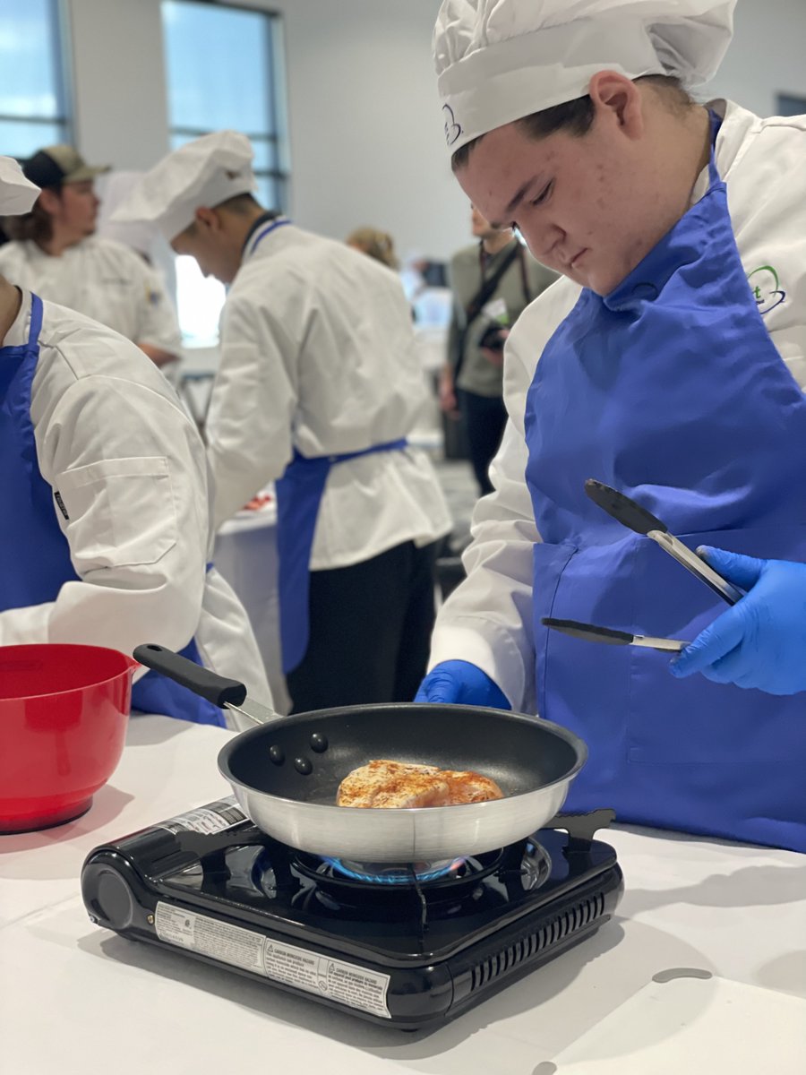 TheOfficialMHF's tweet image. The Nutrition category has begun!

Participating teams will demonstrate an understanding of nutrition by developing a menu that embodies the foundation of good health practices - and will be judged by children. 💪🏼🍎

#MichiganProStart #MadeInProStart #ProStartCompetition2023