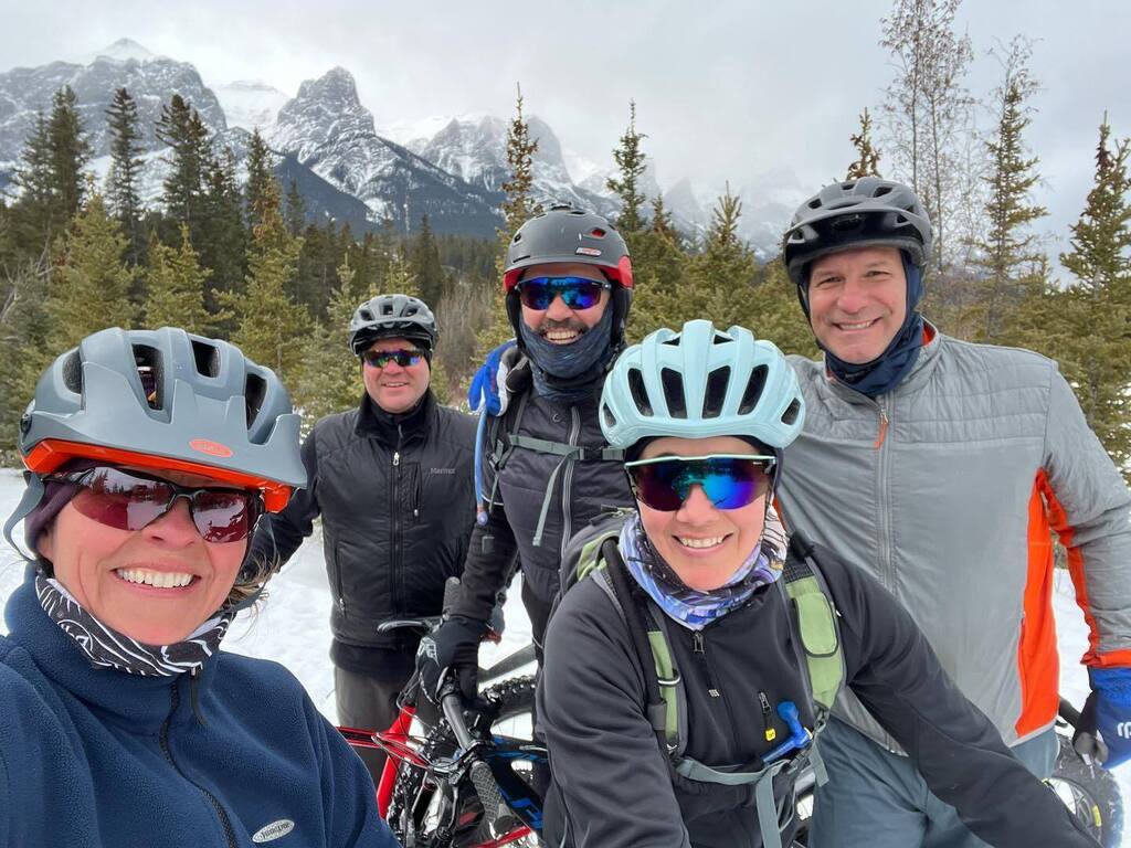Weekend vibes with friends in Canmore #getoutside #mountainlovers #canmorealberta #fatbike #crosscountryskiing #bike #goodvibes #canmore #canmorelife #yycliving #yyclifestyle #yyclife #visitcanmore #explorecanmore