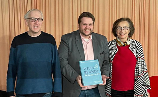 Bei der letzten Versammlung des SPD-Ortsvereins Misburg-Anderten war Lars Kelich zu Gast, Vorsitzender der SPD-Ratsfraktion. Wir haben über die in unserem Stadtbezirk anstehenden Bauprojekte gesprochen. Nach Willy Brandt ist der Ortsverein die Herzkammer der SPD (siehe Präsent).