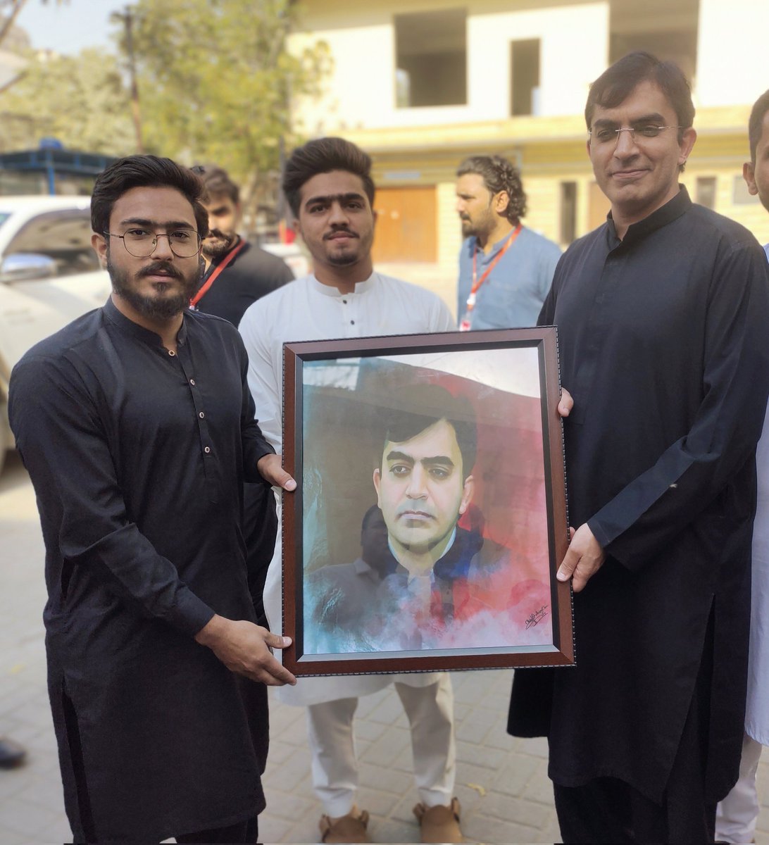 Chairmen <a href="/NDM_Official/">National Democratic Movement</a> #MohsinDawar  receiving Digital Portrait of himself from his fan <a href="/abdulqadeerart/">Abdul Qadeer Khan Arts</a> a young Artist.

#NDM