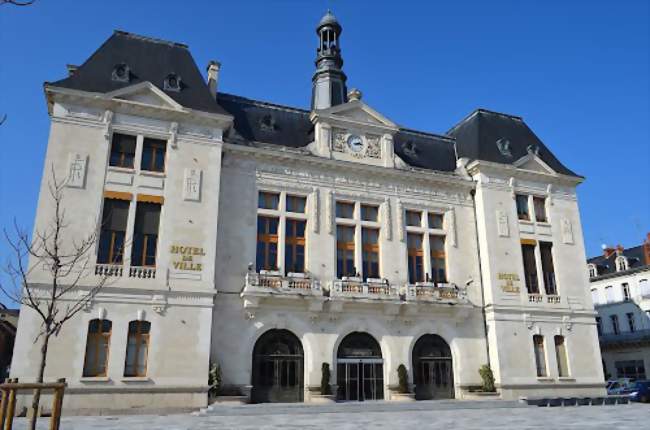 F_Desouche's tweet photo. Montluçon (03) : deux policiers en civil roués de coups dans le centre-ville par 4 "jeunes"
https://t.co/pBBcqgTrTW https://t.co/votQbxMdBx