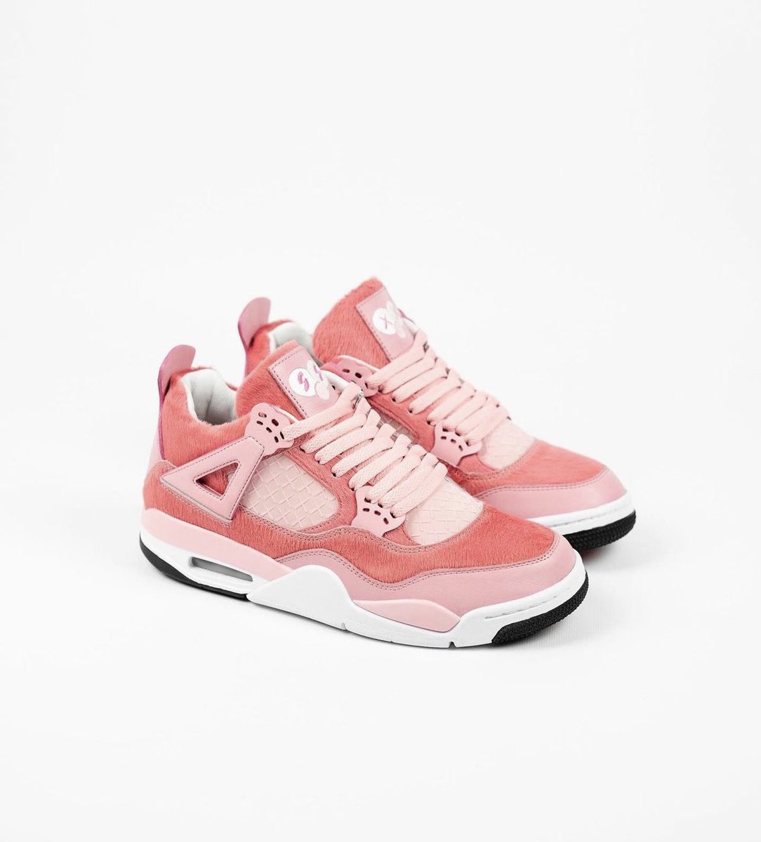 FitThemAll's tweet photo. Le doux bespoke Air Jordan 4 x KAWS 💞 https://t.co/nxBjTMVPL8