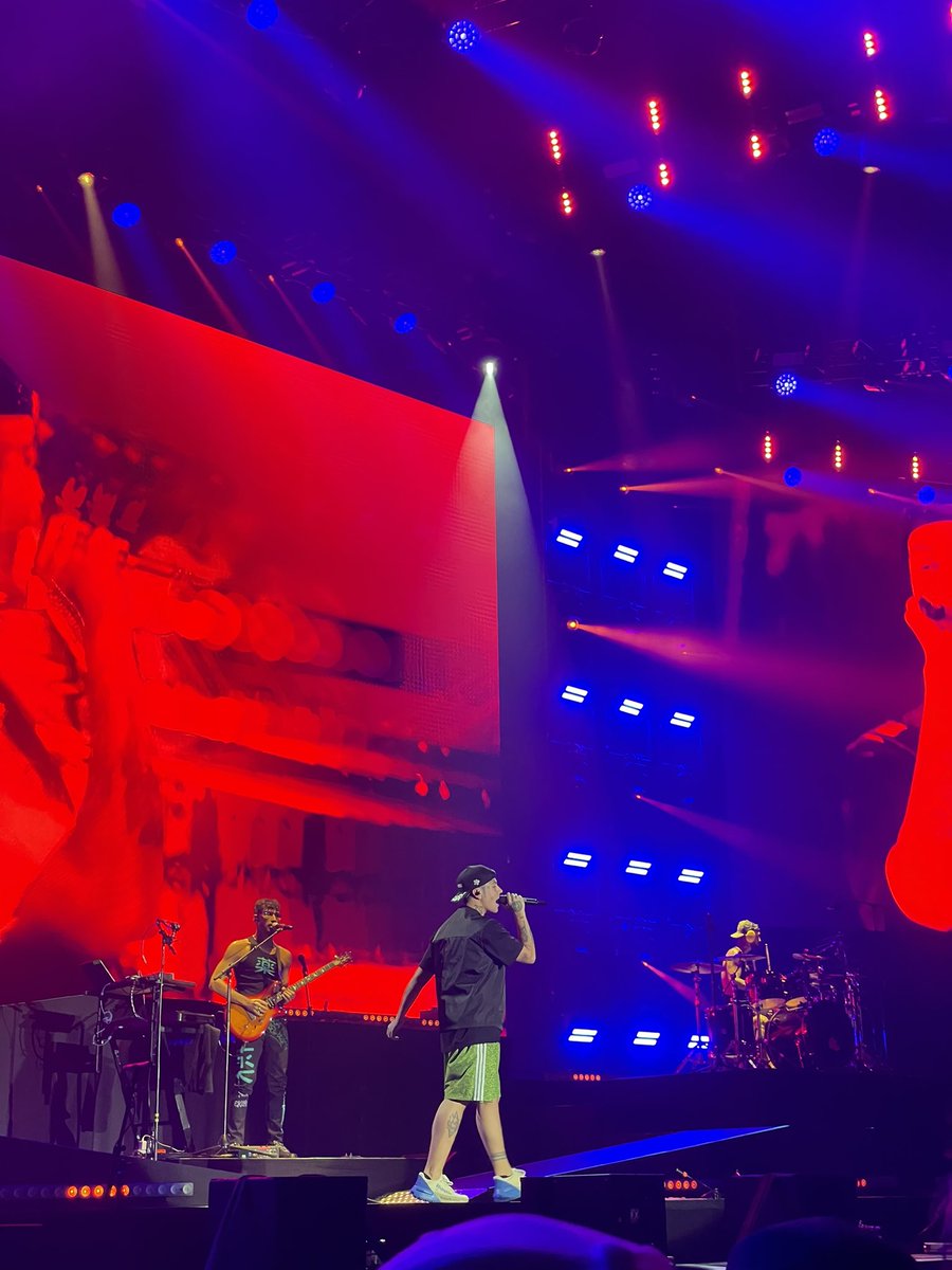 _Le_Du_'s tweet photo. MENUDO LOCURÓN DE CONCERTO 🤯 Sigo sen asimilar o fascinante e incrible que é ver a @DukiSSJ en directo. Estou namoradísima 😍 https://t.co/m5UAMlXfKP