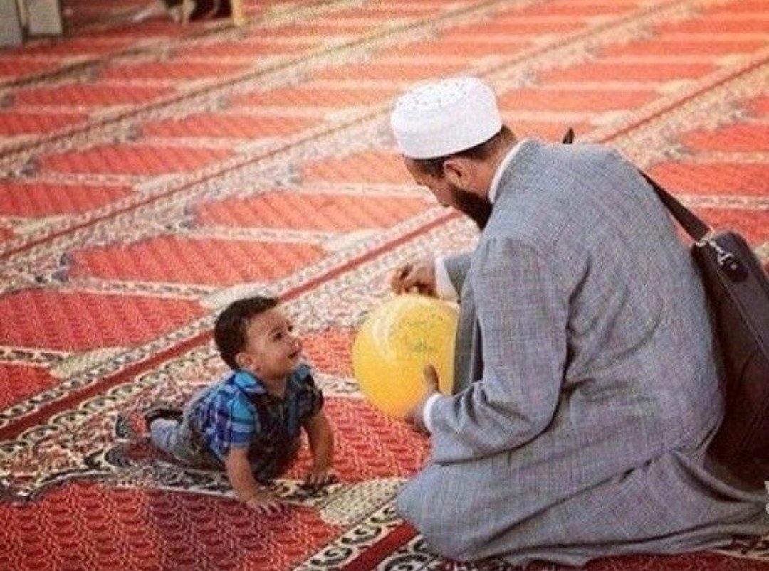 Çocuklarda beş haslet vardır ki, büyüklerde olsa evliya olur:

1. Rızık için endişe etmezler.
2. Hasta olduklarında şikayette bulunmazlar.
3. Tek başına yemeyi sevmezler.
4. Hata yaptıklarında, korkar ve ağlarlar.
5. Kavga ettiklerinde, kin tutmaz hemen barışırlar.

İmam Suyûtî