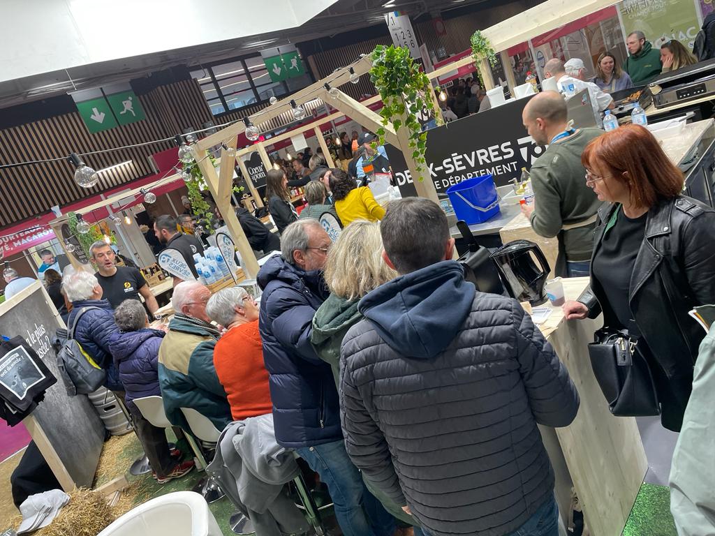 DeuxSevres's tweet photo. #SIA2023 Clap de fin sur cette édition 2023 !
Merci à tous les partenaires, agents, Deux-Sévriens de coeur, d'adoption, d'origine et à tous les visiteurs qui ont fait du stand #DeuxSèvres un espace convivial "dans le TOP3 des stands du Hall 7.1" selon plusieurs sources 🙂 https://t.co/CsUHRv3AC8
