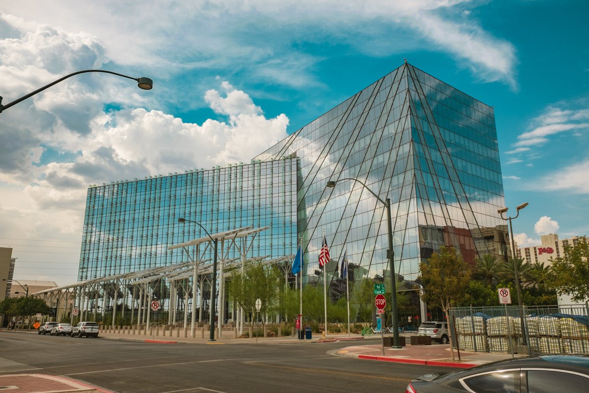 CityOfLasVegas's tweet photo. #EnEsteDía hace 11 años abrimos el Ayuntamiento🎉
#DatosDivertidos:-Antes era el hotel-casino ‘Queen of Hearts’
-Anna Sipl Meyers, una de las pocas mujeres propietarias en #CentroDeLV, era dueña del hotel-casino
-Letrero y cetro están en @NeonMuseum #MesDeLaHistoriaDeLaMujer https://t.co/zEuKZgFMoY