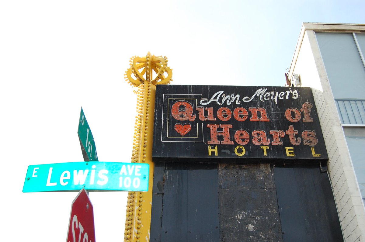 CityOfLasVegas's tweet photo. #EnEsteDía hace 11 años abrimos el Ayuntamiento🎉
#DatosDivertidos:-Antes era el hotel-casino ‘Queen of Hearts’
-Anna Sipl Meyers, una de las pocas mujeres propietarias en #CentroDeLV, era dueña del hotel-casino
-Letrero y cetro están en @NeonMuseum #MesDeLaHistoriaDeLaMujer https://t.co/zEuKZgFMoY