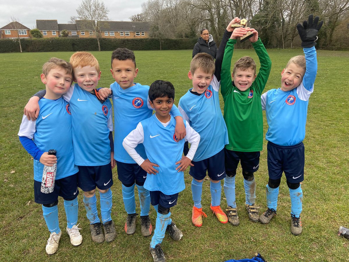 FCBracknell's tweet photo. ⚽️⚽️⚽️⚽️

Super Sunday Smiles 

Smiles of the weekend from our U07’s ? 

😁😁😁😁

#goblues #football #fcbfamily #Learning https://t.co/5wQk1SiBOw