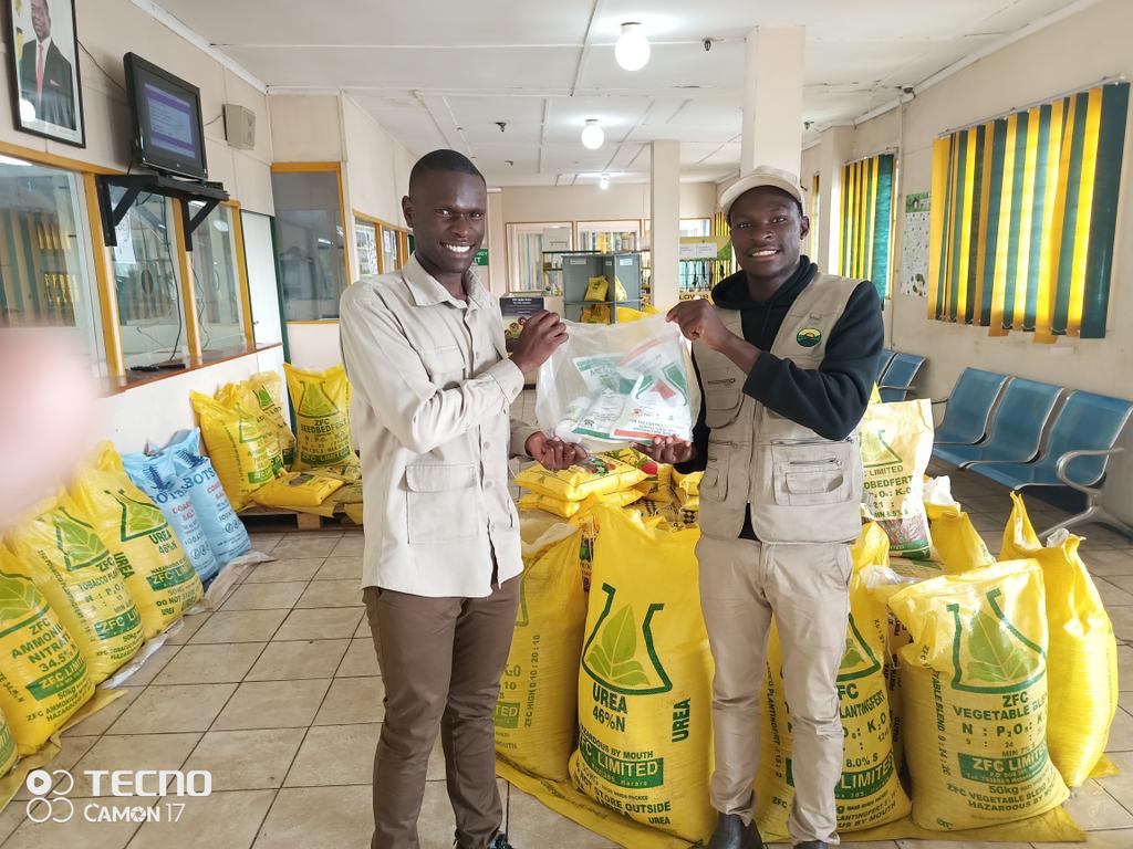 TakueMdumeni's tweet photo. 🕷️Blight is a fungal disease that spreads through spores blown by the wind from one area to another, rapidly spreading the infection. 
🤝Thanks to ZFC Limited  for bringing a new blight defense pack that includes copper oxychloride, metalaxyl, and difenoconazole.
@ChembelaJustice https://t.co/NdPMzGq3f4