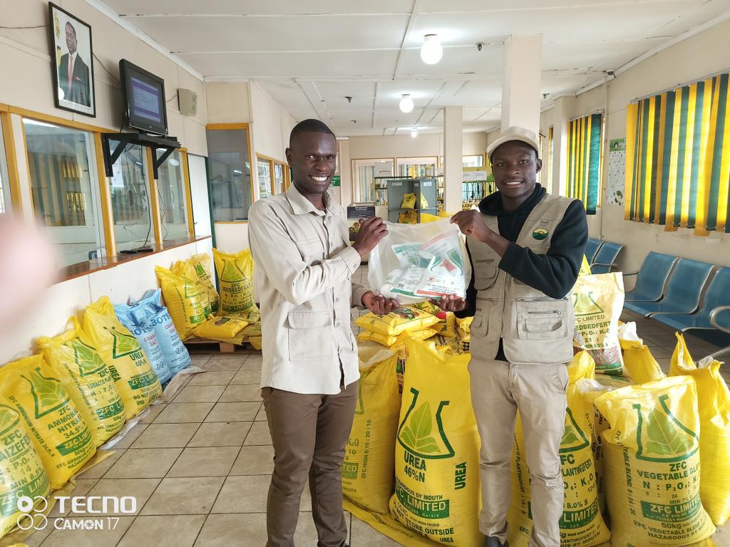 TakueMdumeni's tweet photo. 🕷️Blight is a fungal disease that spreads through spores blown by the wind from one area to another, rapidly spreading the infection. 
🤝Thanks to ZFC Limited  for bringing a new blight defense pack that includes copper oxychloride, metalaxyl, and difenoconazole.
@ChembelaJustice https://t.co/NdPMzGq3f4