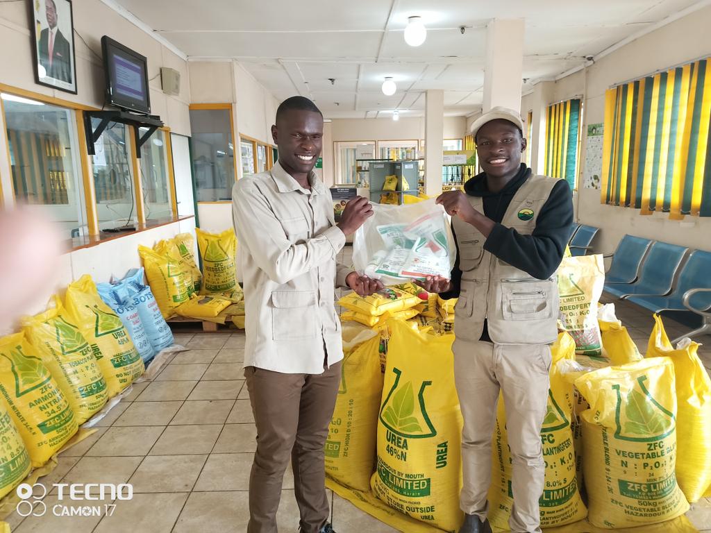 🕷️Blight is a fungal disease that spreads through spores blown by the wind from one area to another, rapidly spreading the infection. 
🤝Thanks to ZFC Limited  for bringing a new blight defense pack that includes copper oxychloride, metalaxyl, and difenoconazole.
<a href="/ChembelaJustice/">Justice Chembela</a>