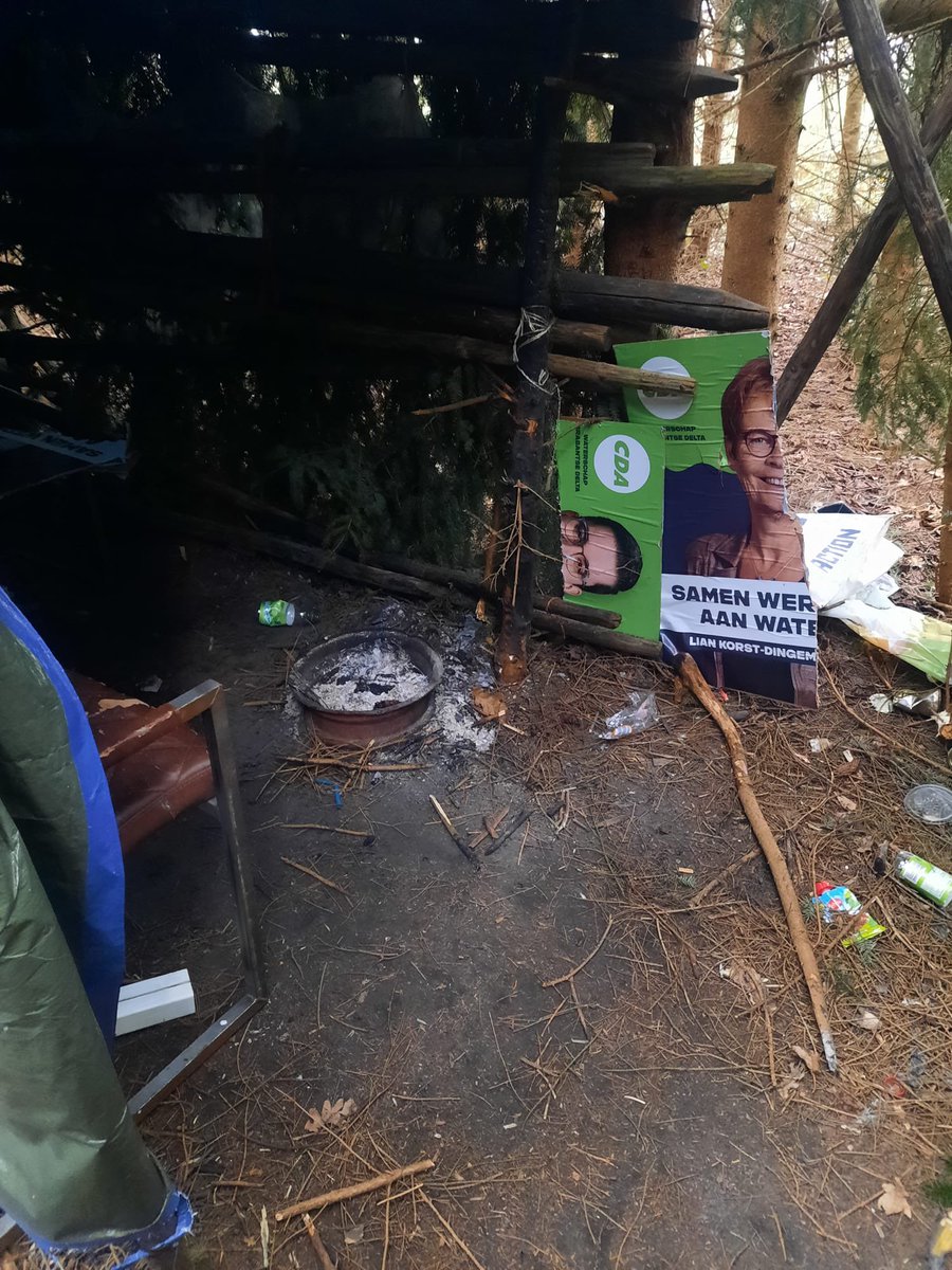 ErikRonnes's tweet photo. Tja, dapper zeg, anoniem andermans spullen vernielen. Niet onze manier campagne voeren.  Zo gaan we de problemen van Nederland en Brabant niet oplossen voor onze inwoners. Met al onze campagnevrijwilligers kiezen we voor een faire aanpak.@cdavandaag @cdabrabant #samenbouwen https://t.co/Bdb62MN7en