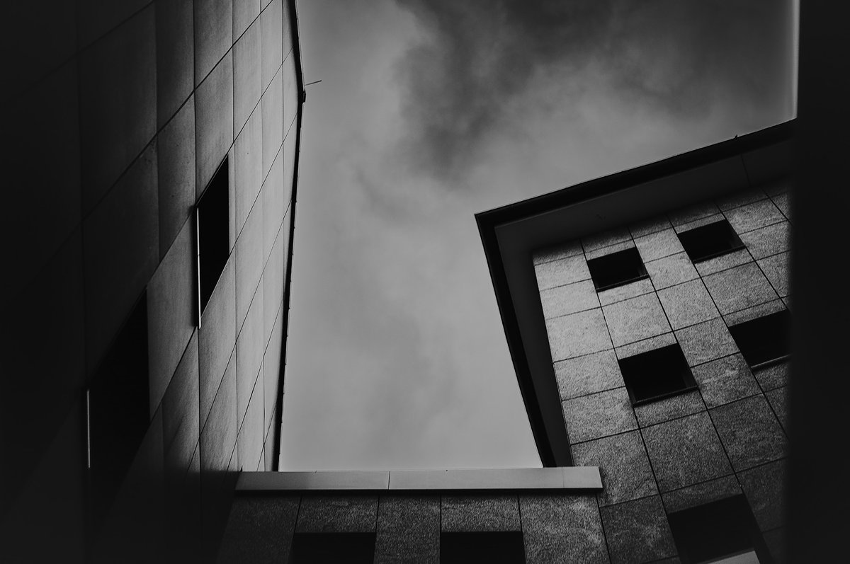 #Monochrome #contrasts #Frankfurt #Germany | kurz.co/hs

🗓 03-2023 | 📷 #LeicaM11 | ⚪️ #Summilux #50mm | #Leica #M11 #LeicaM #LeicaCamera #ライカ #photo #photography #madeinwetzlar #SummiluxM  #bokehlicious #玉ボケ #bnw #monochrome #blackandwhitephotography