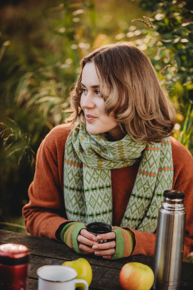 Probably my favourite colour combination at the moment! 

collingwoodnorrisdesign.com/designer-lambs…

#scarf #handmade #madetolast #choosewool #morecolourmorejoy