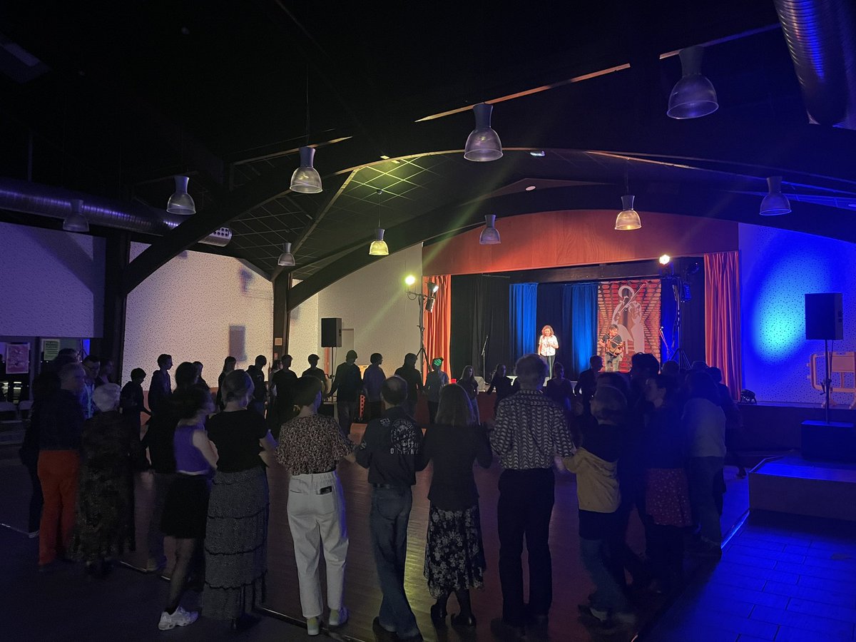 Solidarité trégoroise 👍

Quand les habitants et les associations de prat et des environs se mobilisent pour soutenir et sauver leurs boulangers et commerçants Benoit et isa en organisant un fest-noz. 🎶

Plus de 600 personnes ont répondu présent

#prat
#tregor
#regionbretagne