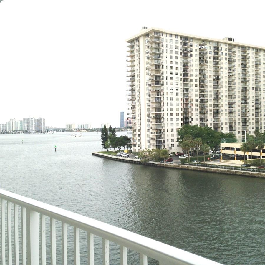 AgustinaFaija's tweet photo. It's a 1/1/1 for rent in North Miami Beach/Eastern Shores. Can be rented furnished or unfurnished. Call 305.206.1840 for more information. Don't miss out on waking up to that view. https://t.co/i65l953iUI