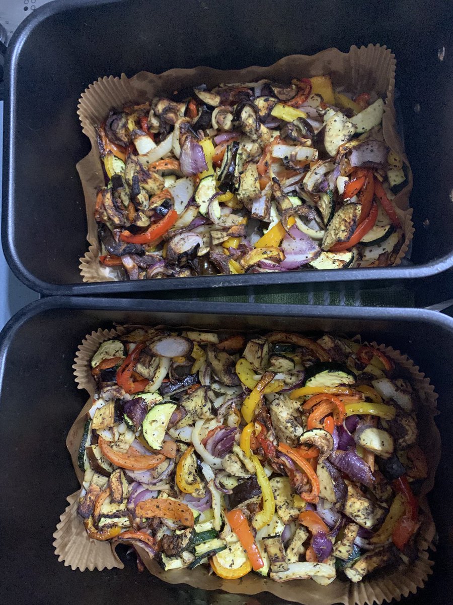 aston1970ap's tweet image. Cooked some veg in the air fryer today 😋 
I love roast veg 😋 
#peppers #onions #courgettes #aubergine #tomatoes 😋 #yum 😋