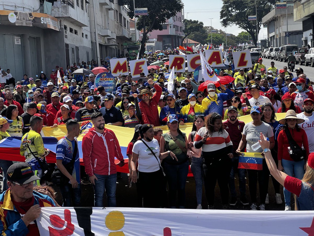 La Misión Alimentación junto al Poder Popular de Catia desbordan de amor y espiritualidad las calles de Caracas, vía al Cuartel de la Montaña, a rendir honores al Comandante Eterno, Hugo Chávez. 
10 años de Lealtad absoluta a su legado de la mano de <a href="/NicolasMaduro/">Nicolás Maduro</a>. 
#YoSoyChávez