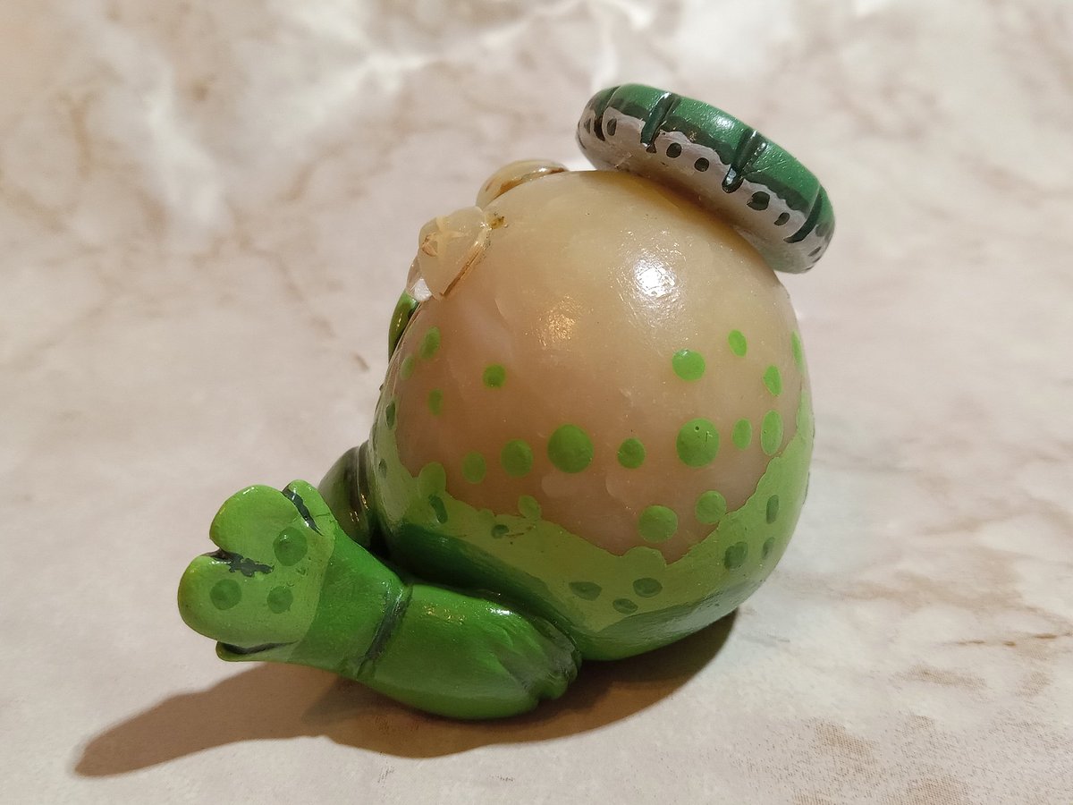 GabbiesArts's tweet photo. Soda themed grumpy frog! My sis help me out with this idea thank you! @pos_bly he is now on Etsy! Link in my bio. 🐸💜🥤
#frog #frogs #artoffrog #foodcore #artwork #etsy #etsyshop #food #foodsculpture #soda #sodaart #foodart #desertrainfrog https://t.co/YtP68m09Lm