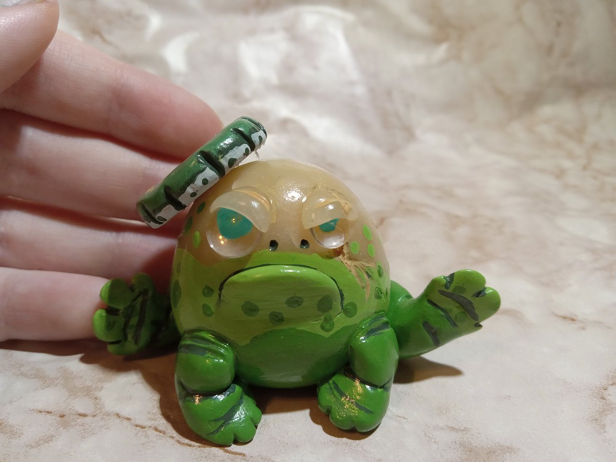 GabbiesArts's tweet photo. Soda themed grumpy frog! My sis help me out with this idea thank you! @pos_bly he is now on Etsy! Link in my bio. 🐸💜🥤
#frog #frogs #artoffrog #foodcore #artwork #etsy #etsyshop #food #foodsculpture #soda #sodaart #foodart #desertrainfrog https://t.co/YtP68m09Lm