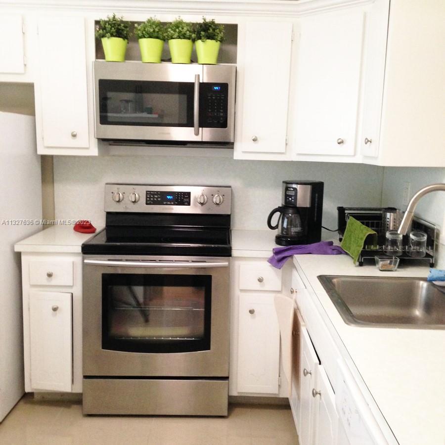 AgustinaFaija's tweet photo. It's a 1/1/1 for rent in North Miami Beach/Eastern Shores. Can be rented furnished or unfurnished. Call 305.206.1840 for more information. Don't miss out on waking up to that view. https://t.co/i65l953iUI