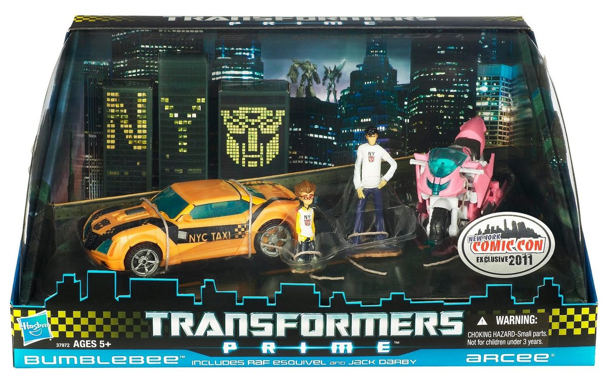 TF_Moments's tweet photo. the NYCC 2011 TF Prime set, in which Bumblebee sported taxi cab colours and Arcee her G1 colours. This set were also the first Prime toys to be released anywhere, predating the First Edition line proper. https://t.co/kLHCtHdl1s