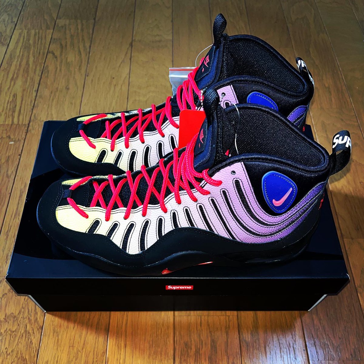 sneakermafia777's tweet photo. Supreme × Nike Air Bakin Black/Multi GOT’EM👟✨
@nike 👑
#nike
#airbakin
#supreme
#blackmulti
#still
#SNKRSKickCheck #snkrskickcheckjp #yesnike
#kickstagram #igkicks #igsneaker #snkrpic
#sneakerhead #sneakergram #kickstagram https://t.co/1NrDlVnpXF
