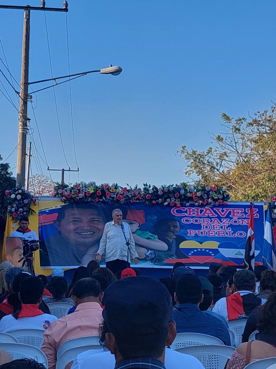 UVMarcosSomarri's tweet photo. Participación de la militancia #UVMarcosSomarriba 

Desde #LeónRevolución se realizó una Gala Cultural en conmemoración del 10mo aniversario del paso a la inmortalidad del Comandante Hugo Chavez ✌️

”Chávez en el corazón del pueblo” 🇻🇪✊🏻 

#YosoyChavez https://t.co/gQMiP1q4oc