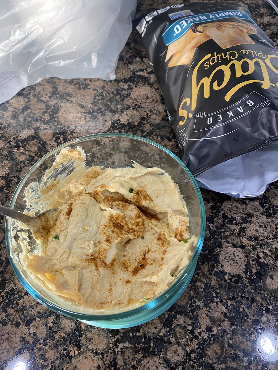 RossLabUC's tweet image. It was a Mediterranean themed dinner tonight. Gyros, homemade tzatziki sauce and homemade hummus 😍 #KidApproved #ChemistsWhoCook