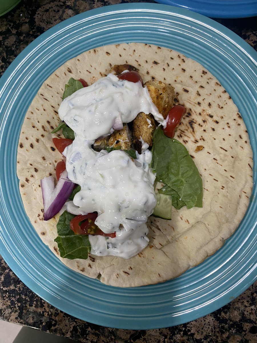 RossLabUC's tweet image. It was a Mediterranean themed dinner tonight. Gyros, homemade tzatziki sauce and homemade hummus 😍 #KidApproved #ChemistsWhoCook