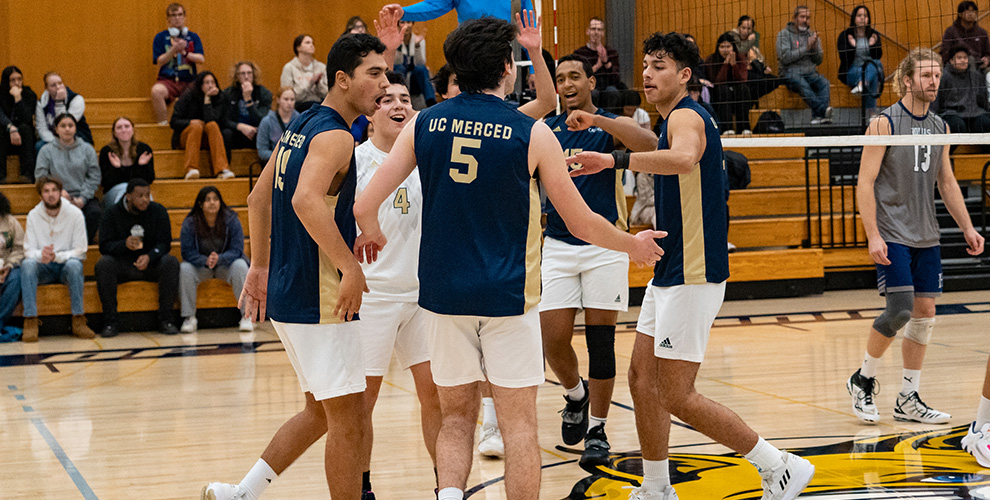 .@UCMercedMVB showed off their offensive firepower on Sunday with 41 kills in a sweep over Park University Gilbert! 

Toby Miller finished with 34 assists and Chris Morikawa pounded out a season-high 17 kills.

STORY>> https://t.co/br44YKn1uc https://t.co/c3ifFjX0QR