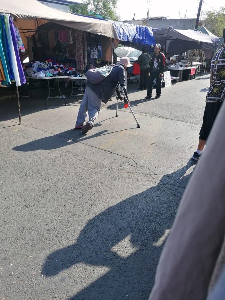 LoQuePasaEnNL's tweet photo. #REPORTE 

No caigan en la mentira de este chavo q anda en los mercaditos de Apodaca, Escobedo y San Nicolás, hoy andaba en Monterrey donde se cambia de ropa y se va caminando normal para que no le den nada, también hace como que no habla bien o padece de sus facultades mentales. https://t.co/AEUvtczBqw