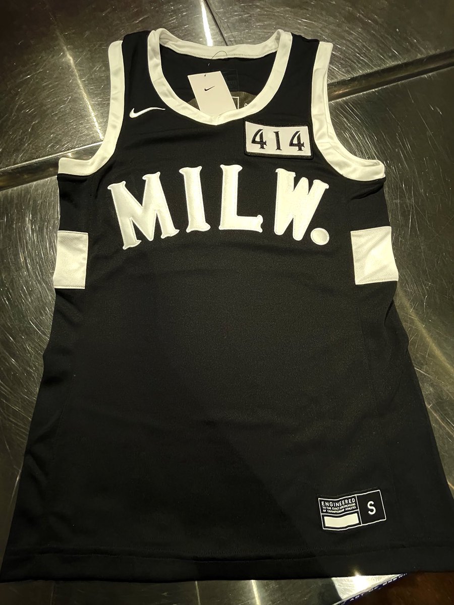 414MILW's tweet photo. Black or white 
https://t.co/iYibYtKJQZ

#414milwaukee #mke #MILW #milwaukee https://t.co/jKUCfCY9D7