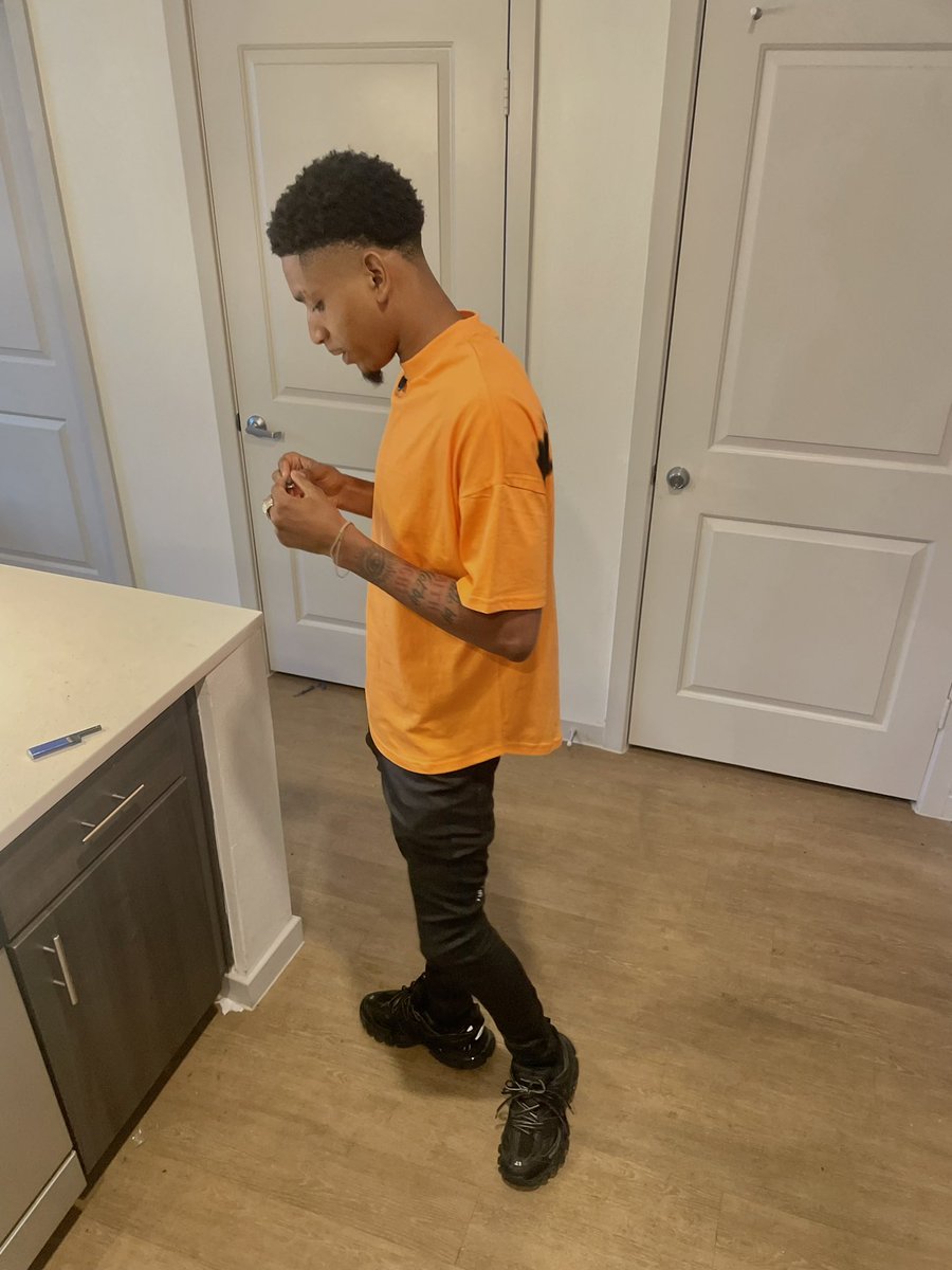 214Deuce's tweet photo. And i get fly ash especially in a orange fit 🦅 #ArPromo #moneyheist #pvamu https://t.co/vveaXnCGnb