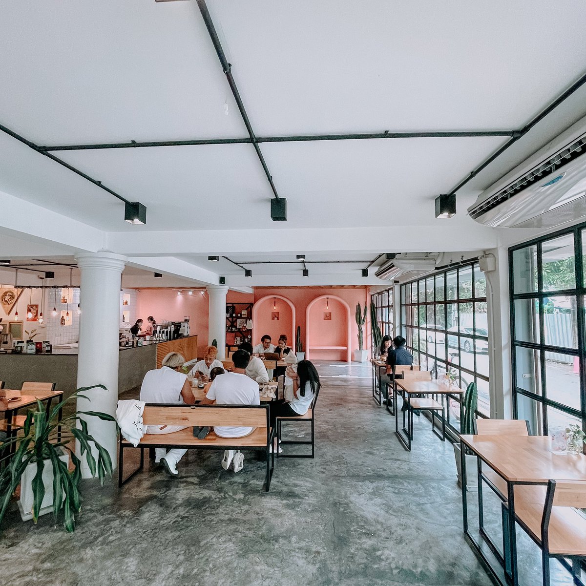 LaMesaCoffee's tweet photo. Ready for some holiday fun! Both locations of @LaMesaCoffee are open as usual today (6/3) for the Thai holiday! #newcafeinbkk #happyholidays #cafeteller https://t.co/cx63IsNHue