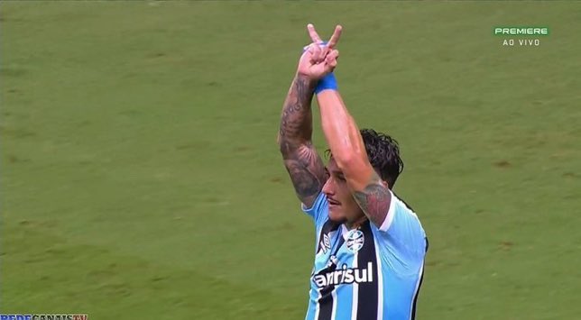 Ainda não vou me iludir com o Grêmio pra esse ano. Estamos invictos, mas até agora só jogamos contra times pequenos, então irei manter o pé no chão. 

E DÁ-LHE GRÊMIO!!