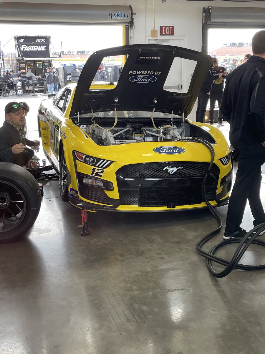 jonathanashlock's tweet photo. This is how you NASCAR. #dirty mo https://t.co/CdiD5u1kMW
