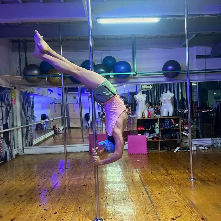 Está figura está inspirada en sagitario 
'S A G I T T A R I U S ♐ they are power, curiosity and waves'  
Técnica IPSF es 'Bridge F13' 
#poledance #polesport #malepoledancer  #pole #poledancing #polefitness #poledancenation #poledancer #polefitness #polemoves #poleboy #polesports