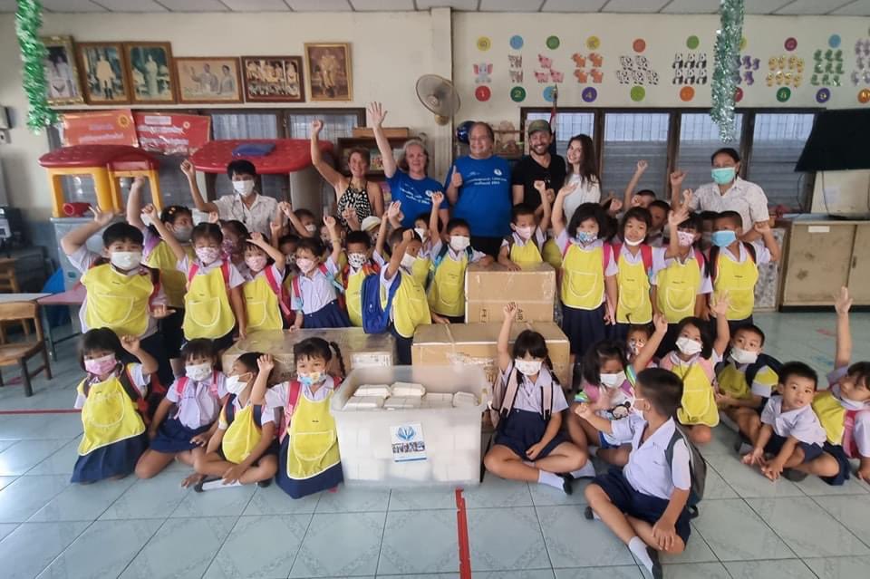 BKK_community's tweet photo. Summer will soon arrive! Only one of the Pattanamai Primary School's three air conditioners has been functioning, leaving the children in class without cooling. Now they have new air conditioners as the old ones could not be fixed. #Thailand #Bangkok #klongtoei #Bangkokschool https://t.co/il9BVGLQuM