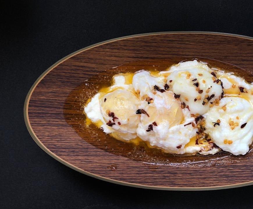 kavitadevgan's tweet image. Turkish egg 😋😋😋

Love this combination of flavours of butter, egg and hung curd... and lots of red chilli flakes
#loveegg #perfectbreakfast