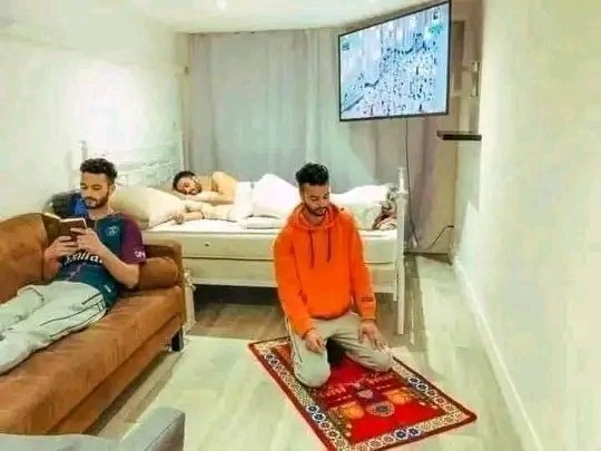 قال رسول اللهِ صَلَّى اللهُ عَلَيْهِ وَسَلَّمَ (الرَّجُلُ عَلَى دِينِ خَلِيلِهِ فَلْيَنْظُرْ أَحَدُكُمْ مَنْ يُخَالِلُ) 
الصحبة الصالحة في الدنيا من أعظم النّعم وإن الله اذا أراد بعبده خيرا رزقه نعمة الصُّحبة الصالحة ...❤️