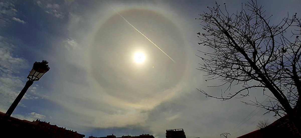 Paco21180524's tweet photo. Sun light refraction through ice crystalls. Beautiful Sun Halo over Valencia 😍 #myfavouritelandscapes https://t.co/3USow8EIJn