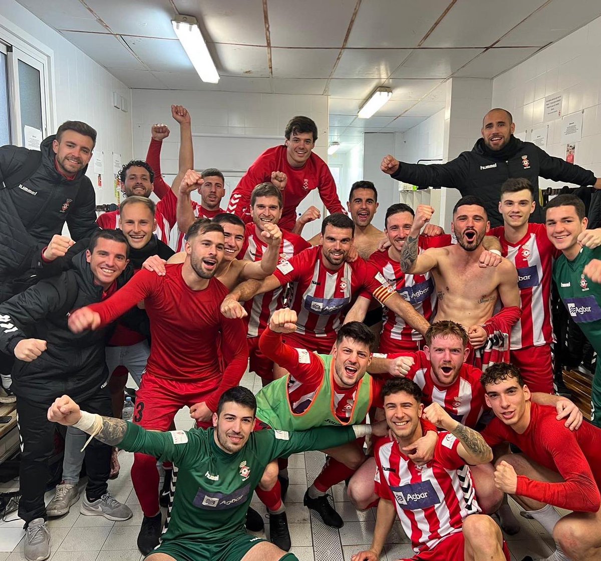 UEValls's tweet photo. 🔴⚪️| GRÀCIES AFICIÓ ➕3️⃣! Sumem una victoria molt important a casa i seguim líders una jornada més! 

❤️🤍 UE VALLS 1-0 @fcsantboia 

Seguim treballant! https://t.co/1Qm3VXCVfY