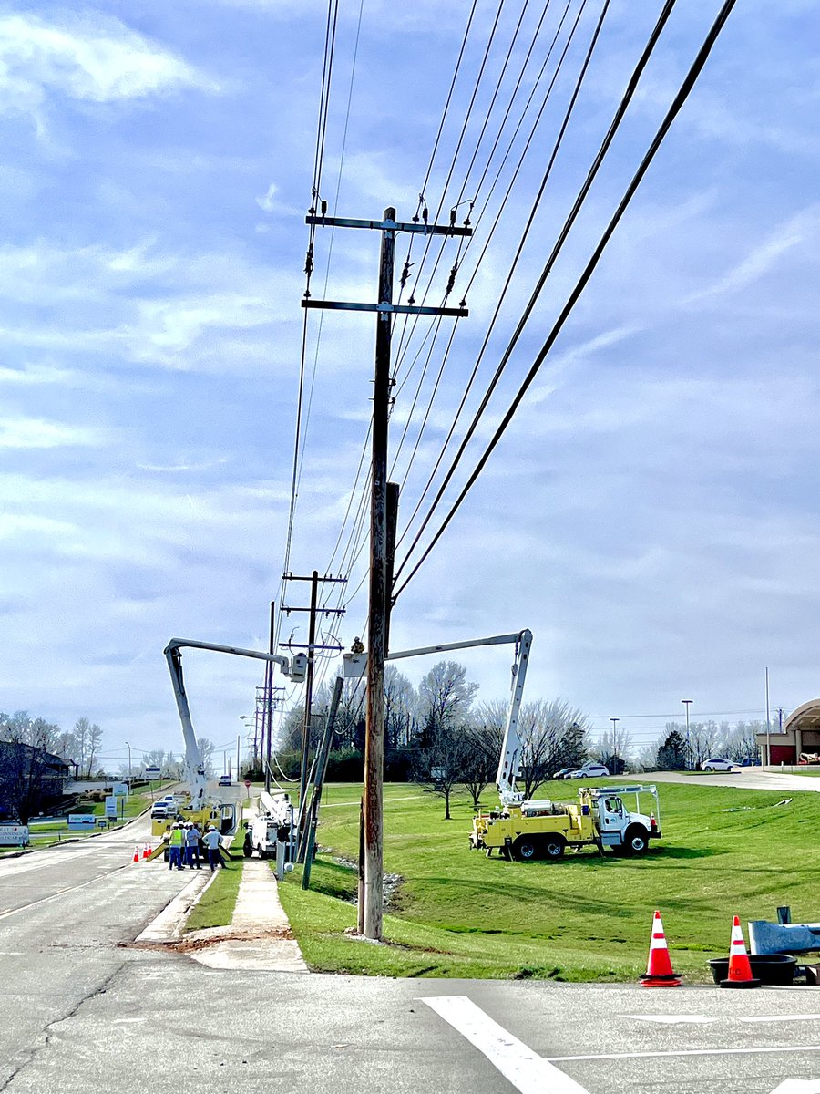 fewpb's tweet photo. The temporary outage that was in affect in the west Frankfort area this afternoon has ended. The two poles on King’s Daughters have been replaced. Thank you so much for your patience during this repair. #WeAreFPB #PublicPower https://t.co/uuRImOIeSU