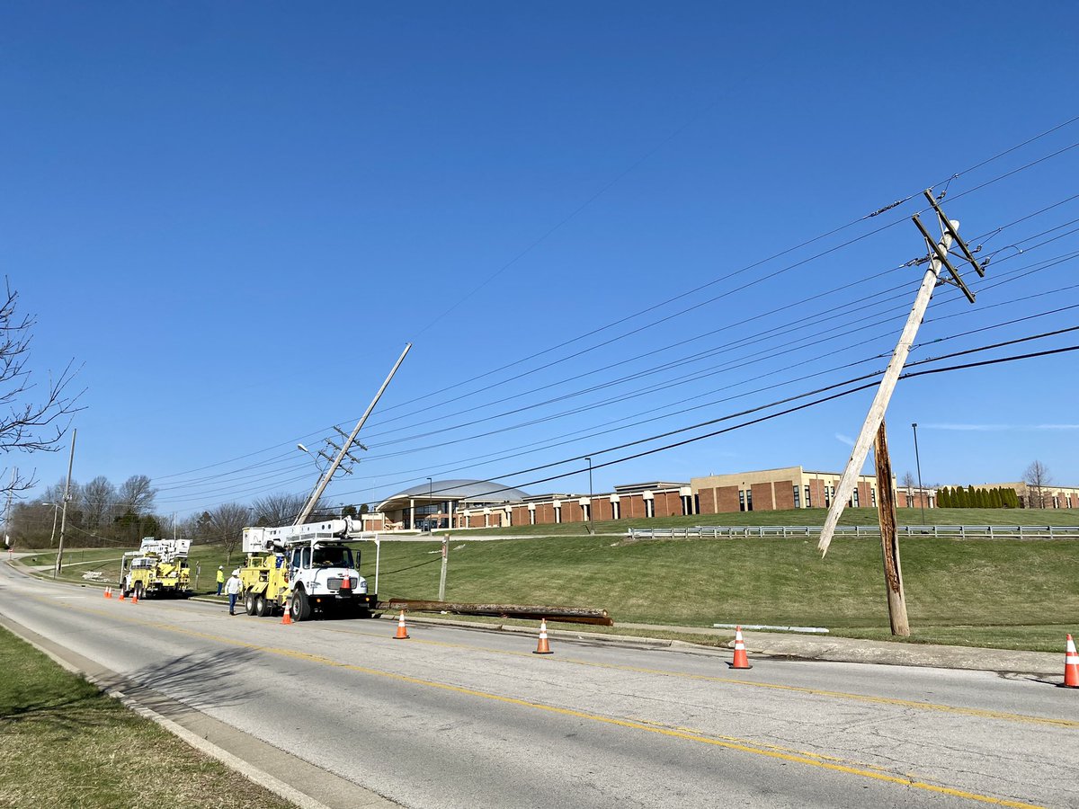 fewpb's tweet photo. The temporary outage that was in affect in the west Frankfort area this afternoon has ended. The two poles on King’s Daughters have been replaced. Thank you so much for your patience during this repair. #WeAreFPB #PublicPower https://t.co/uuRImOIeSU