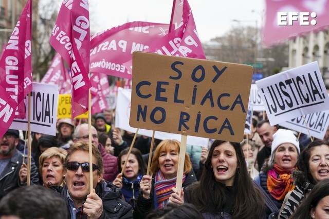 EFEnoticias's tweet photo. “Sin gluten y sin pasta”, los celiacos se manifiestan en Madrid para pedir ayudas económicas.

https://t.co/LpAv2EQW7s https://t.co/Zu0YG4XY8y