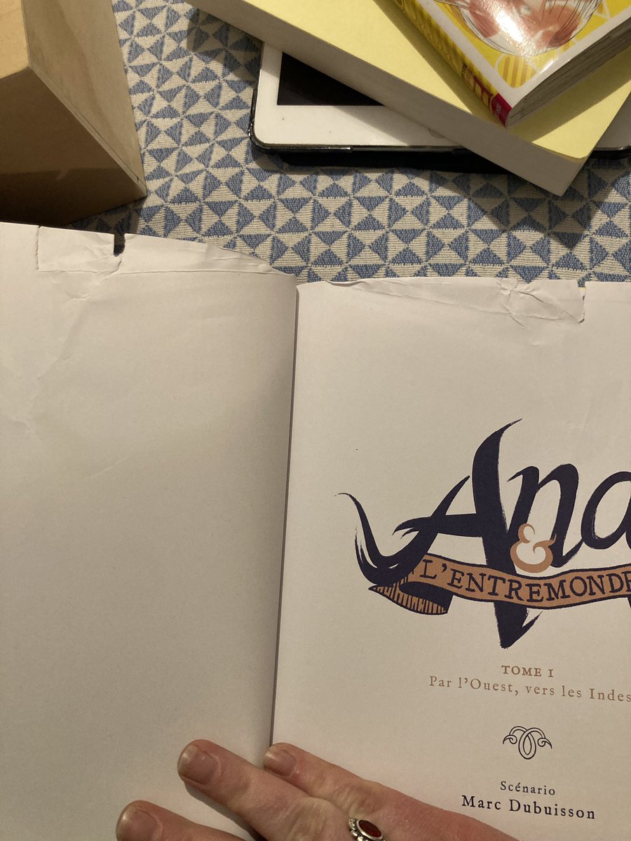19Mushu's tweet photo. @GibertOfficiel  euh petite question … comment cela se fait qu’on m’a envoyé un livre très abîmé même si il est d’occasion ? https://t.co/IZWDskhFSA