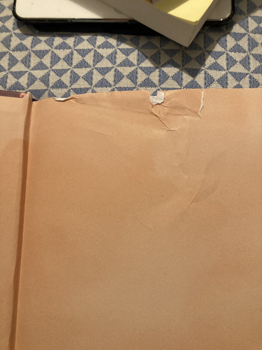 19Mushu's tweet photo. @GibertOfficiel  euh petite question … comment cela se fait qu’on m’a envoyé un livre très abîmé même si il est d’occasion ? https://t.co/IZWDskhFSA