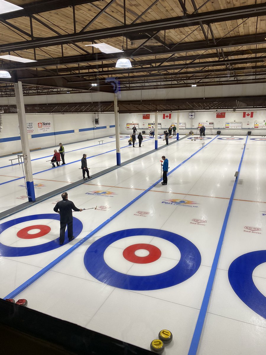 It’s the Men’s Bonspiel finals for all events. Close games and cold beer upstairs. And the Brier is on too! #selkirkcurlingclub #tanscanadabrewing.